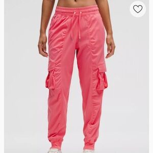 NWT Lululemon Dance Studio Relaxed-Fit
MR Cargo Pant Sakura Pink